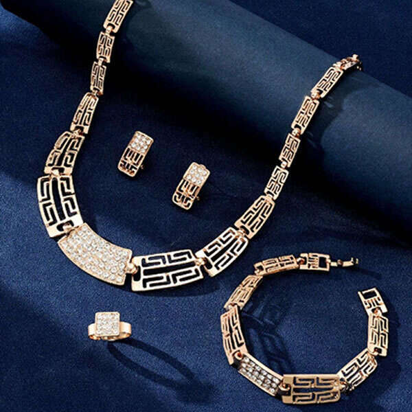 Set Elegant de Bijuterii Goldera - Colier, Brățară, Cercei și Inel cu Pietre Strălucitoare